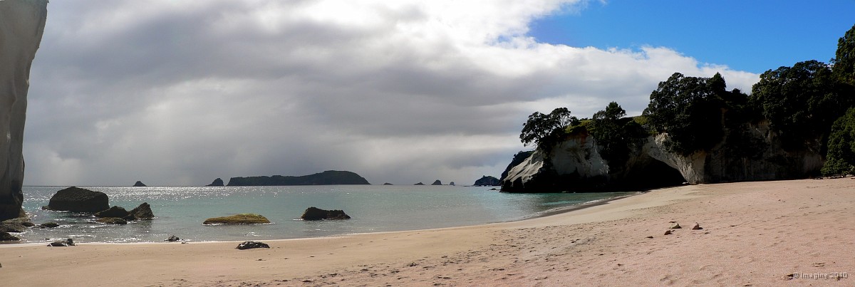 4.13- La plage de Cathedral Cove a maree basse.JPG